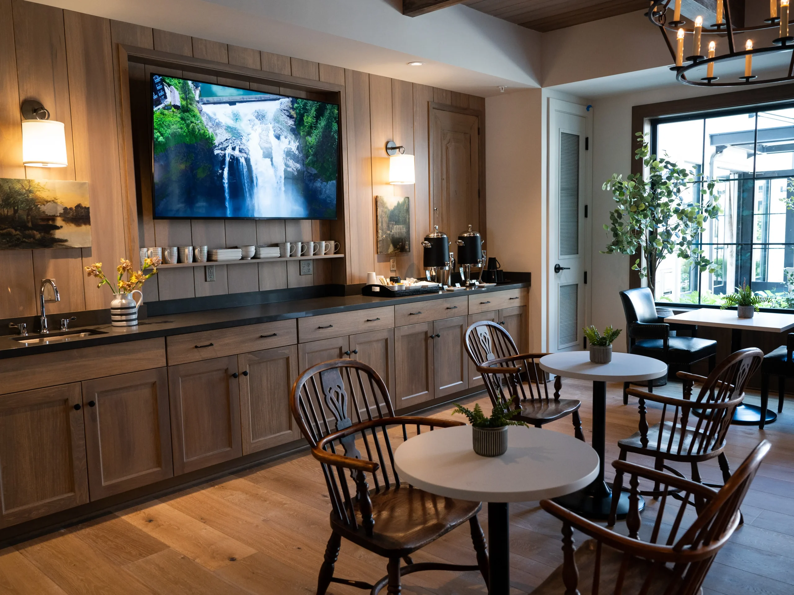 common area with tables and tv